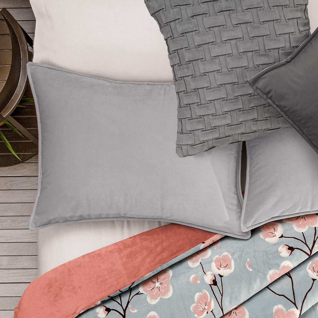 Hermosa Fundas de Almohada Ensueño Gris que combina perfecto con entornos coloridos y  da un toque de elegancia a tus espacios.